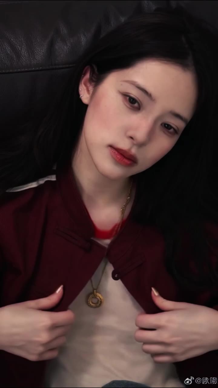 欧阳娜娜_年纪轻轻就骚的不行_一天没有男人都受不了PMV_淫荡解说-秘密图库